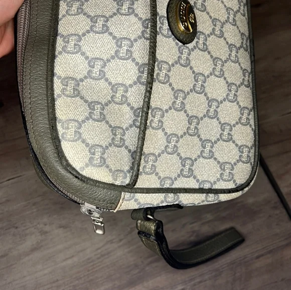 Gucci Plus Authentic Clutch/Wristlet EUC - Picture 9 of 13